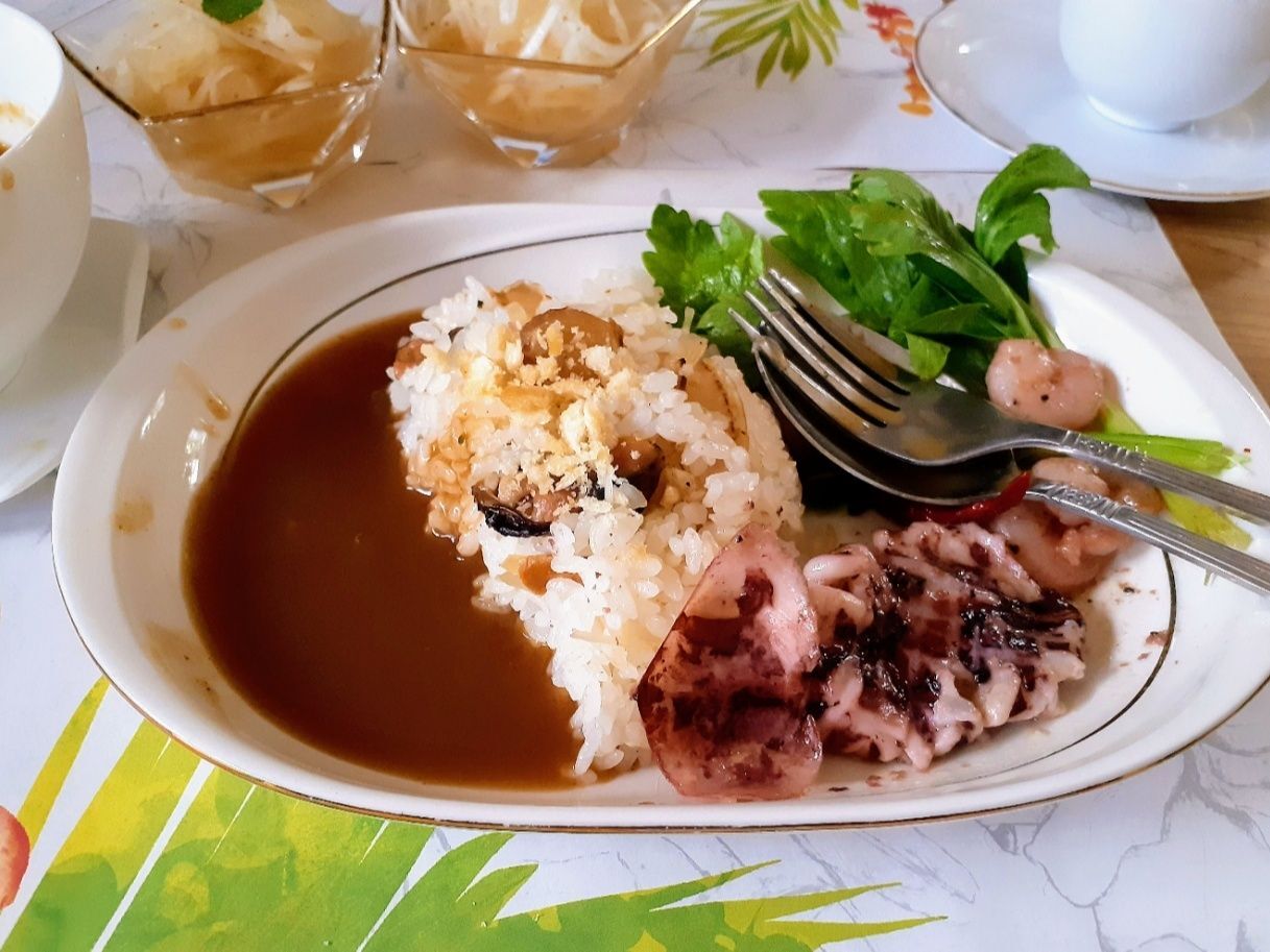 ↓↓↓カップに注いだスープカレーをかけてガーリックライスを食べてもよし