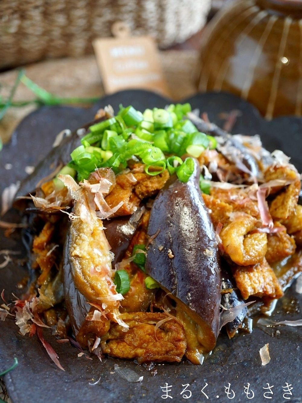 これなら少しの油でジューシー♪ナスと油揚げのカレー風味の焼肉たれ炒め