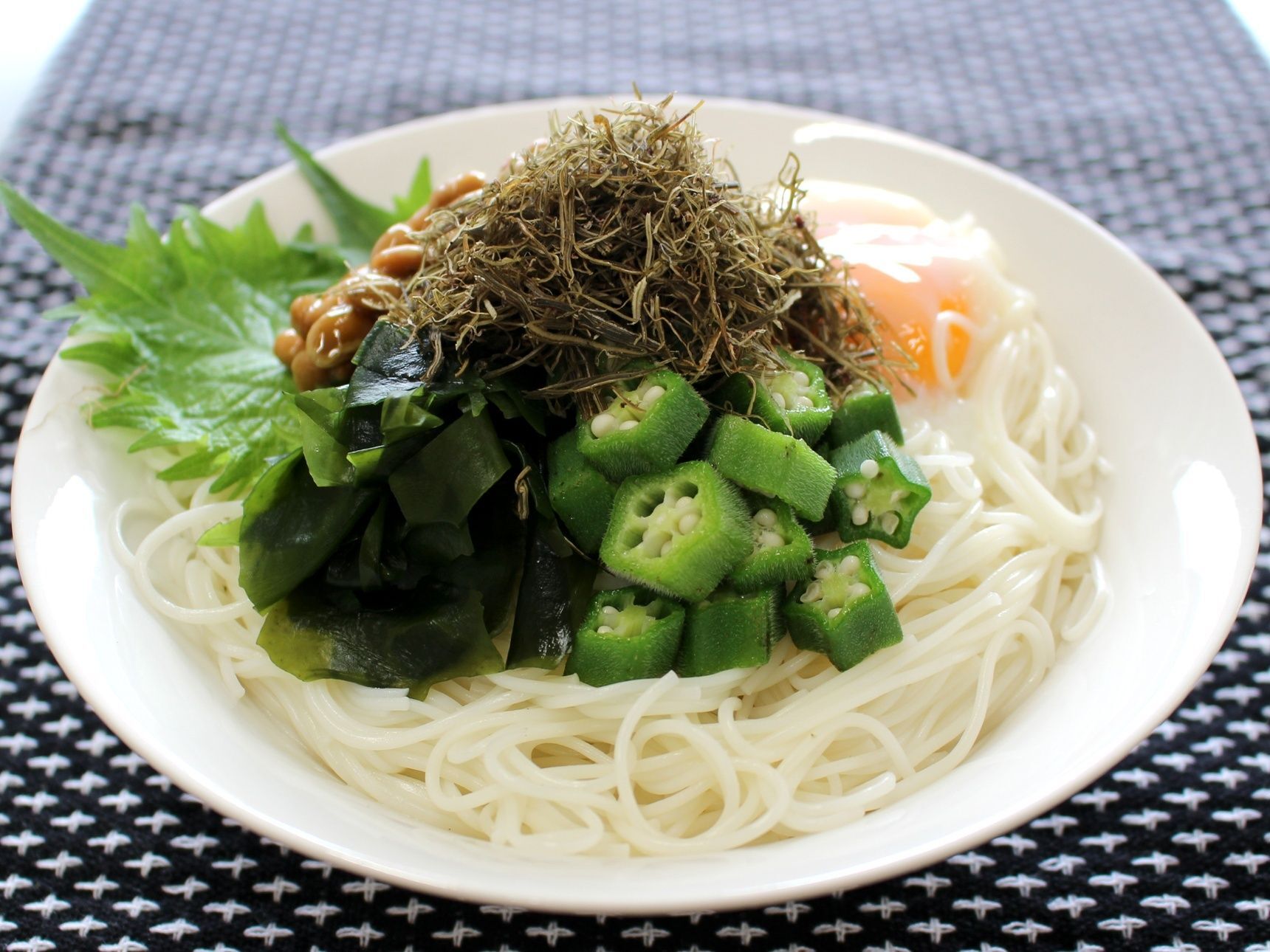 食べて暑さを乗り切ろう♪身体を元気に！やみつきネバネバ素麺 梅しそ風味