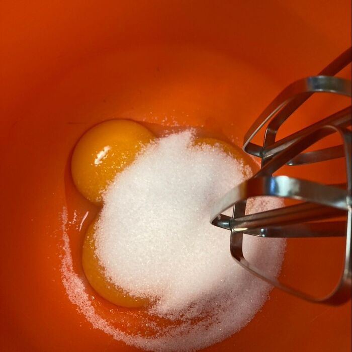 卵黄にグラニュー糖を入れて白っぽくなるまで混ぜ合わせます