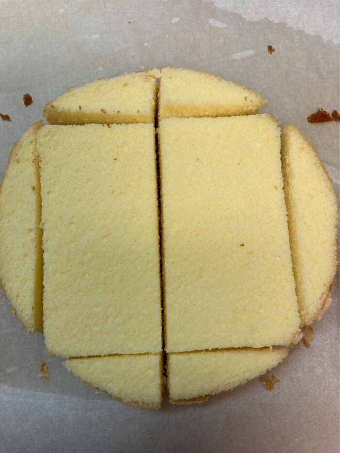 市販のスポンジケーキをこんな風に四角く切り出して乗せてました