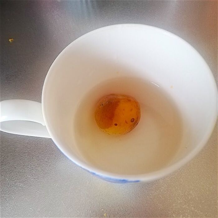 250ml以上のカップに洗った生梅と水を入れる