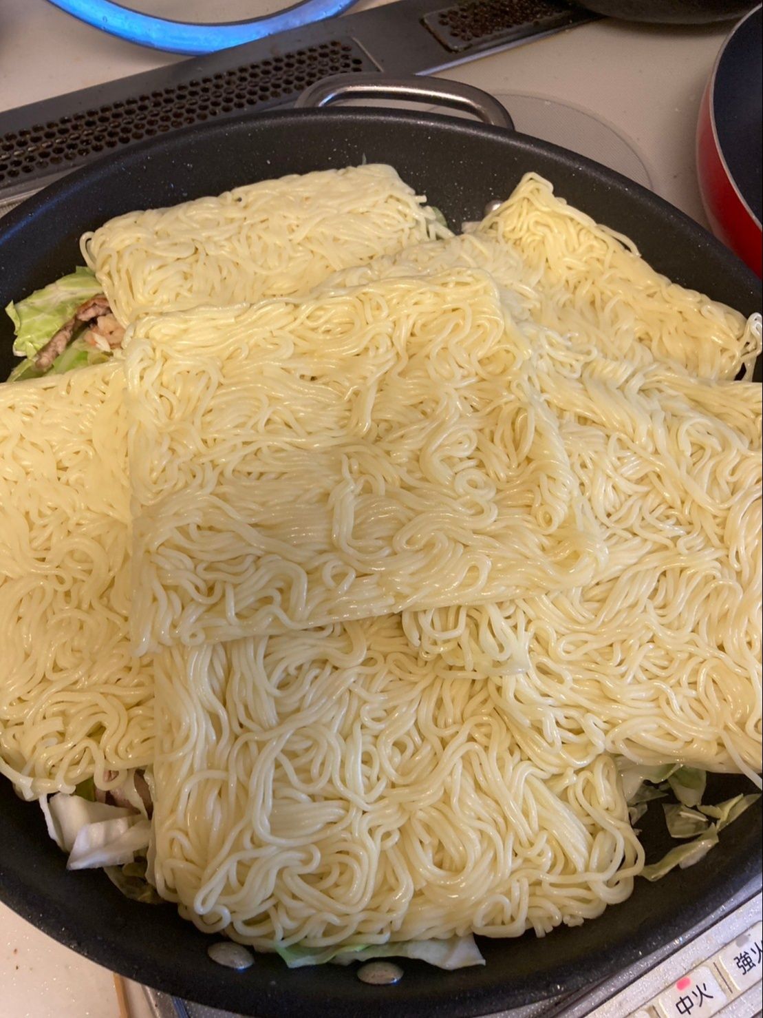 上に布団をかぶせるように麺を乗せて蒸らします