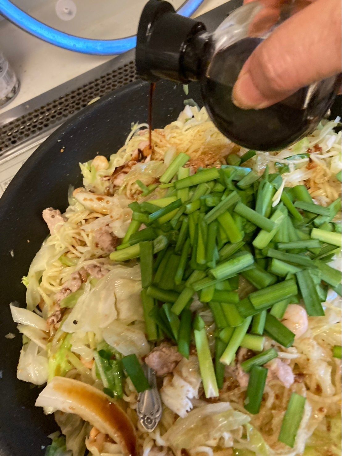 最後にニラを乗せて鍋肌に醤油を回しかけます