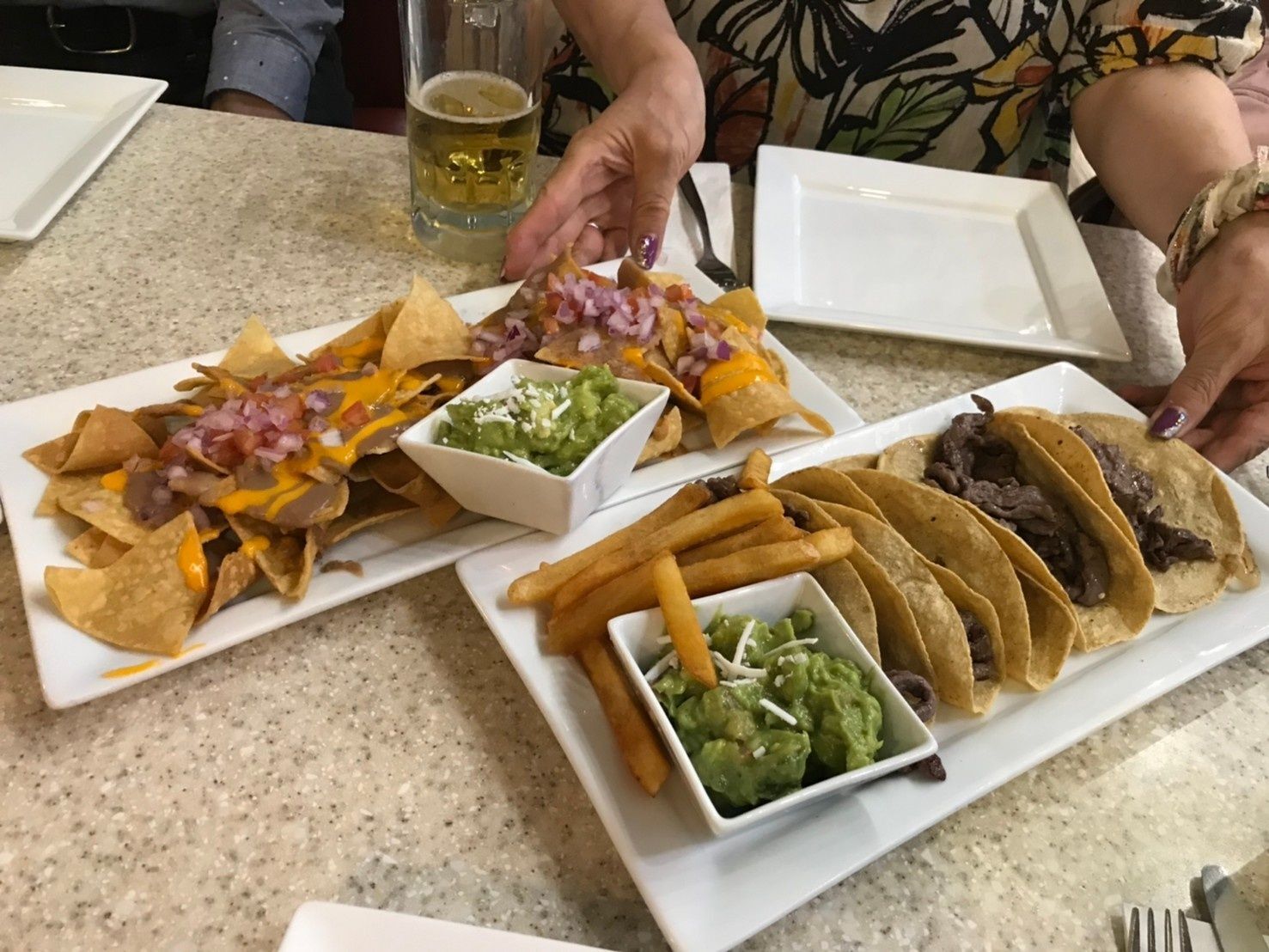 メキシコの空港で食べたタコスとナチョスです♪