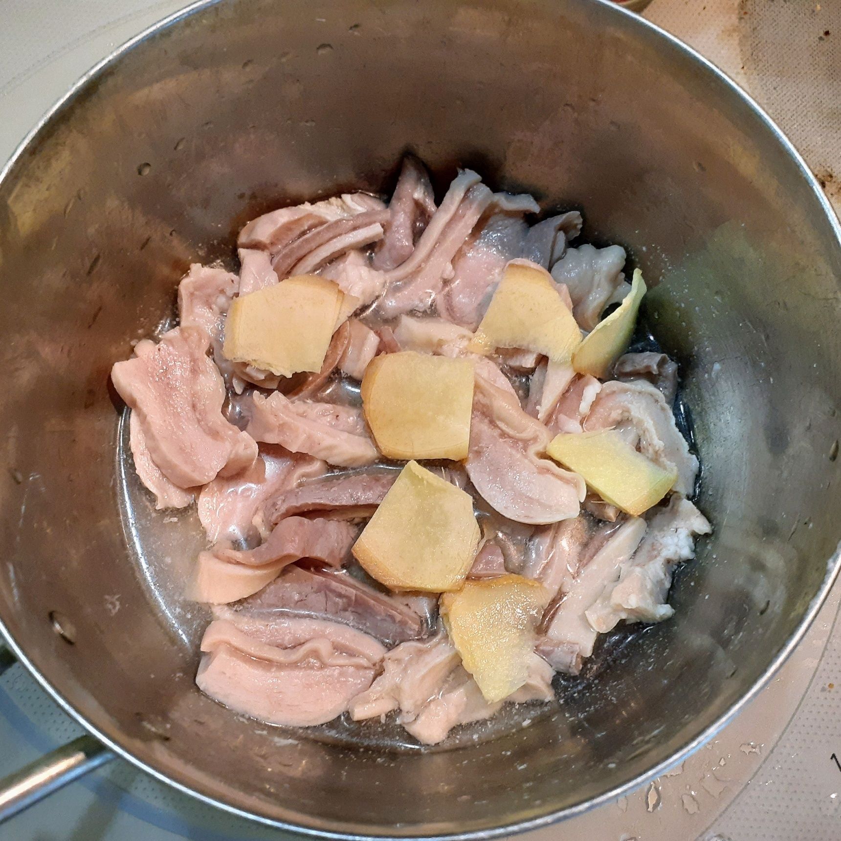 ２、お鍋に、材料▲と切ったガツ(半量)を入れ、3分ほど煮る→材料◼️を加えて煮詰める。