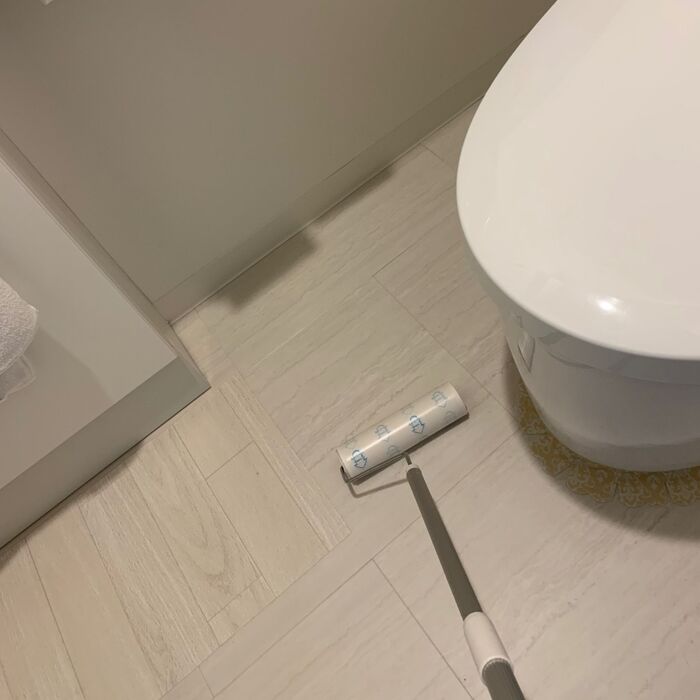 フローリング用の粘着クリーナーでトイレの床掃除