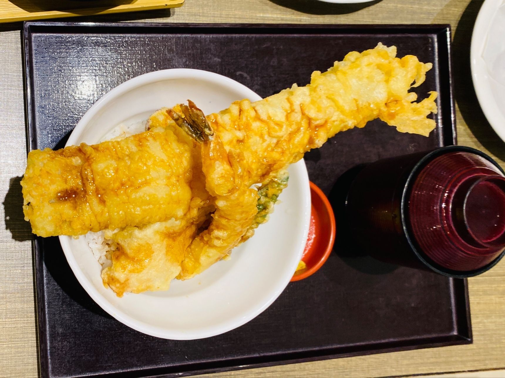 丼をはみ出す穴子天がウリの四六天丼