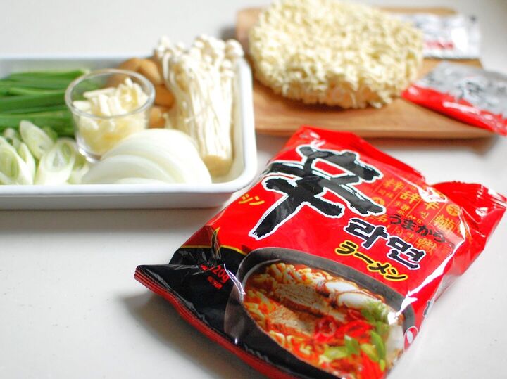 辛ラーメンで作る【プデチゲ】アレンジ。加工肉や野菜と煮込むヘルシー鍋のおすすめレシピを紹介