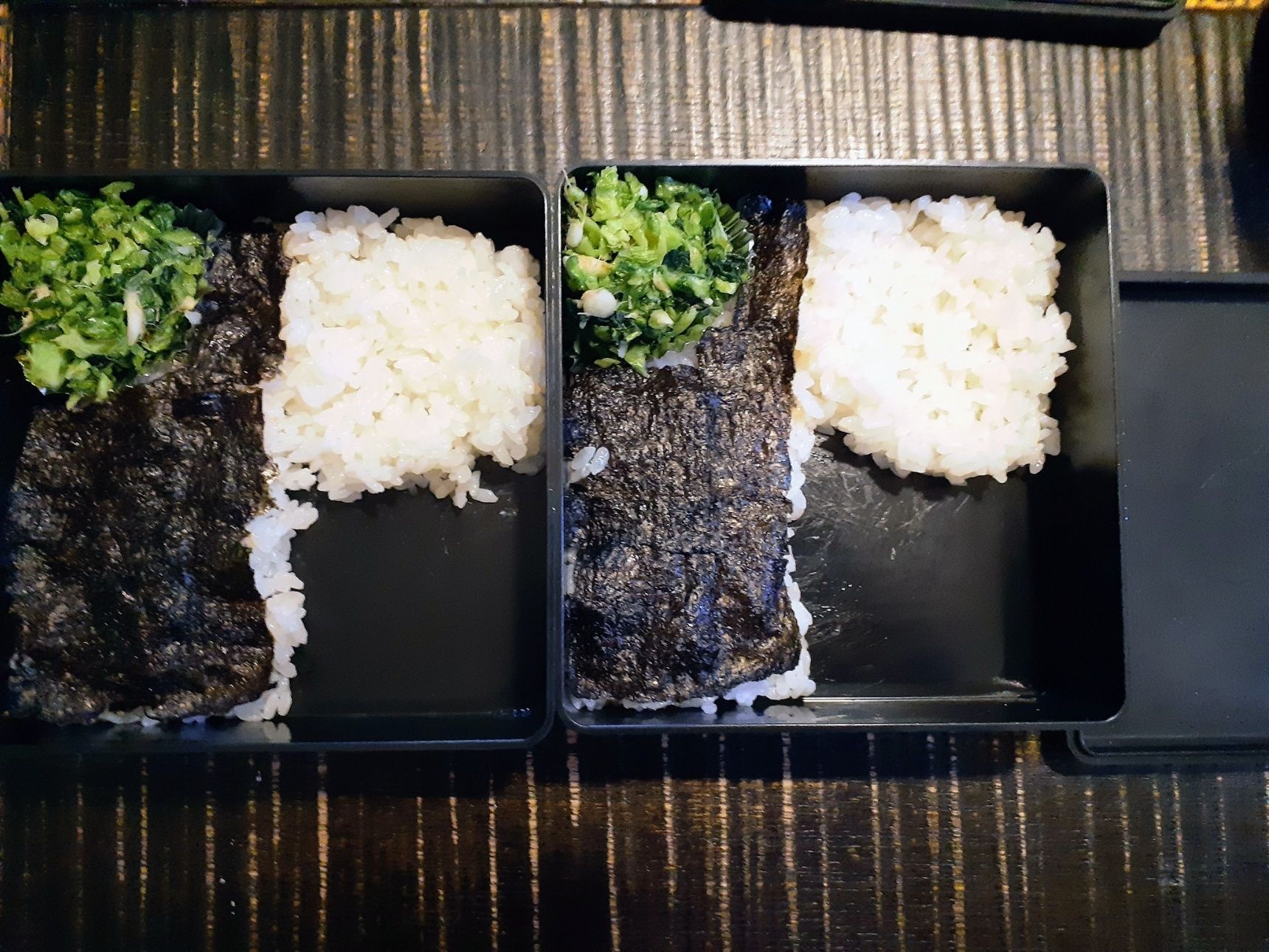 1、お弁当箱に1段目ごはんを詰め、昆布醤油をつけた海苔をのせる。