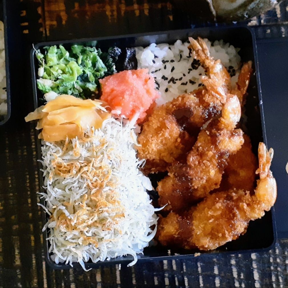 4、小松菜のおひたしを詰め、タラコ&新生姜の味噌漬けを添え、揚げたての海老カツを入れて出来上がり！
