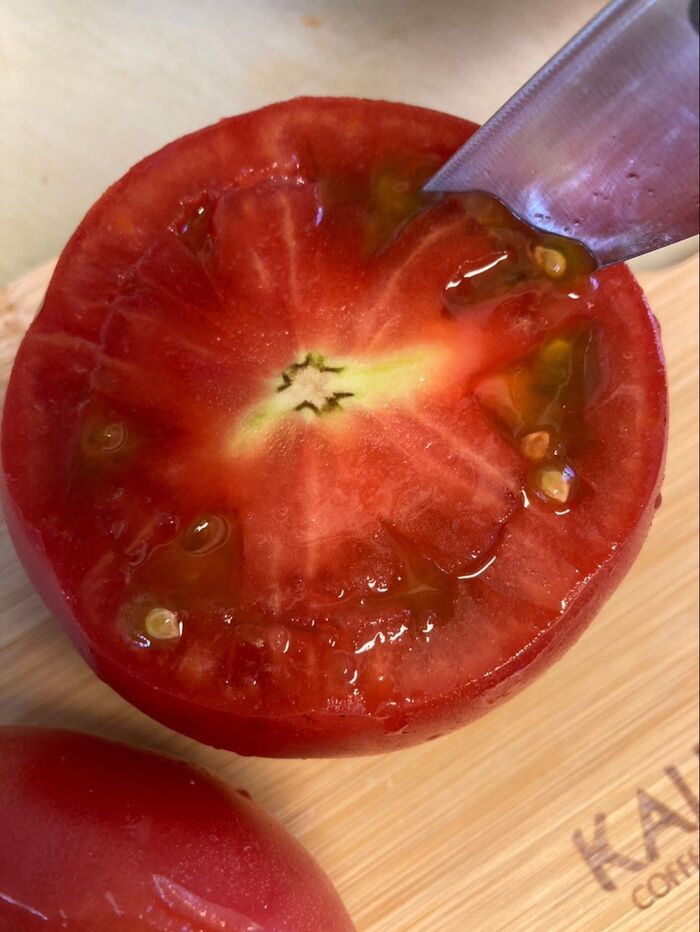 トマトはヘタの部分を水平に取り種の周りに包丁を入れます