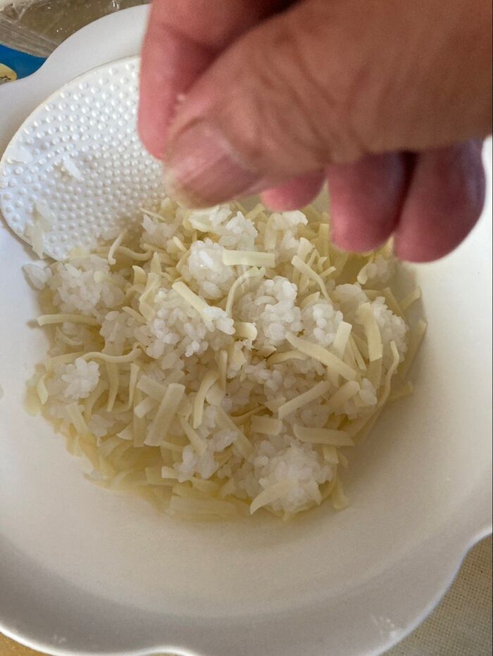 ご飯にチーズを合わせ塩を二振りくらい入れます♪