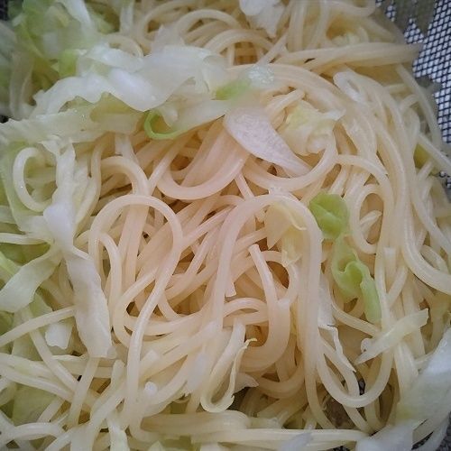 パスタとキャベツをゆでる