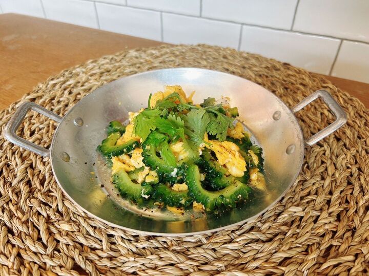 食欲減退の夏におすすめ!旬だよ♡ゴーヤと卵の炒め物パクチー添え【スタイリストunicoのベトナムレシピ】