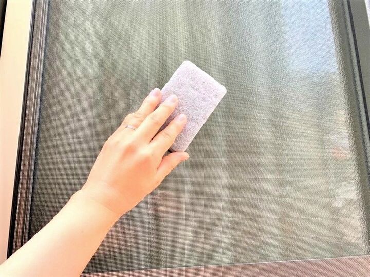 【プロが伝授】網戸掃除の面倒くさくない方法!家にあるグッズでたった2ステップでできますよ♪