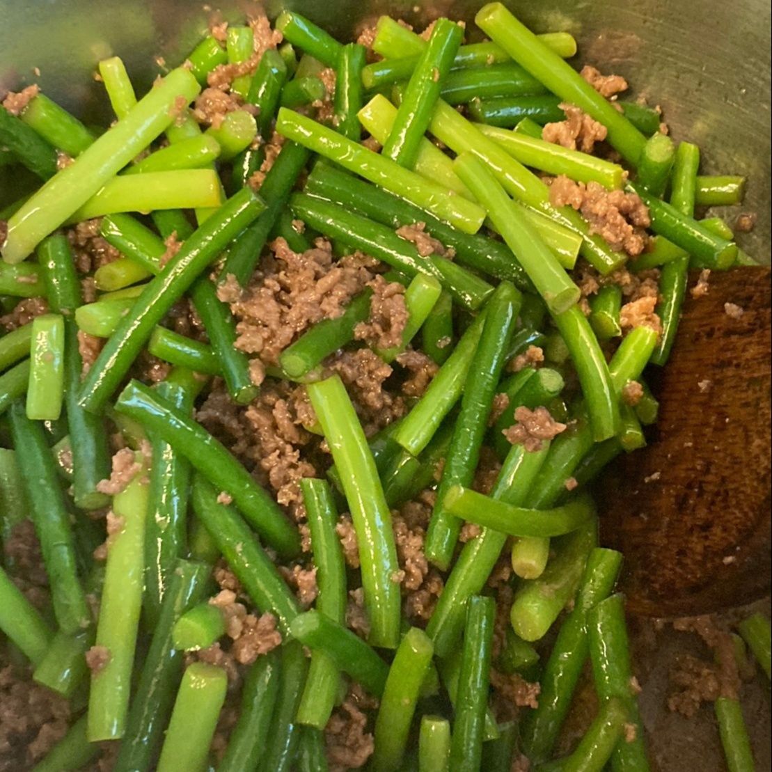 挽肉にタレをかけ、味が良くしみたらニンニクの芽をドサッと入れます♪