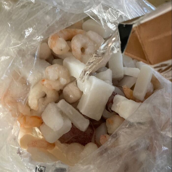 ビニール袋に凍ったままの魚介類を入れ日本酒を注ぐ