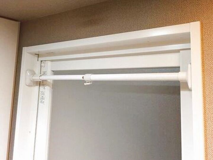 お風呂の入り口に設置するだけ!家事が劇的にラクになる突っ張り棒