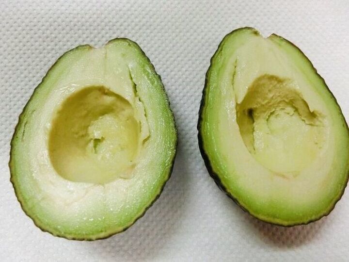 レモン汁もお酢も不要!アボカドの変色を防ぐ方法【やってみた】