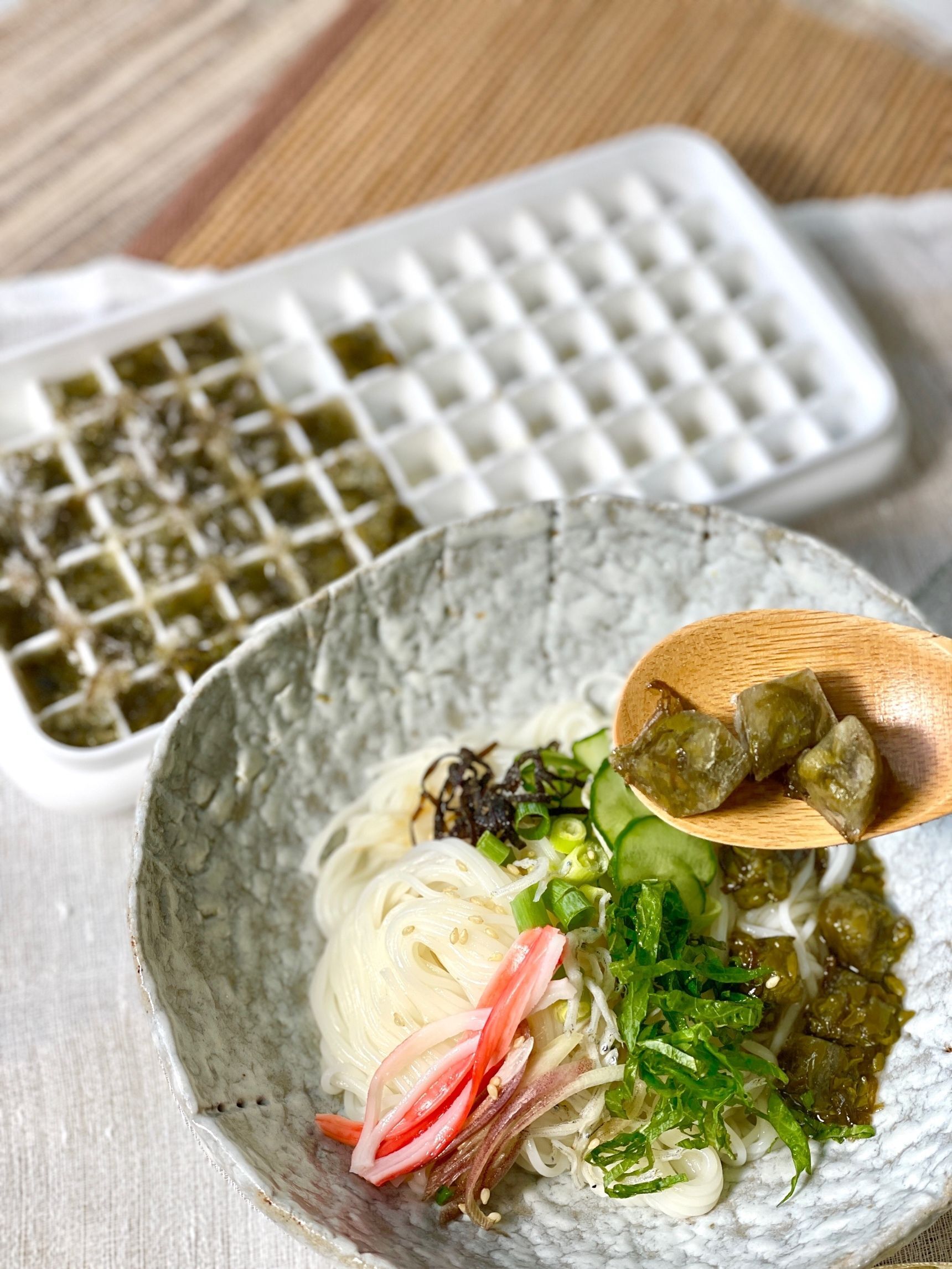 ゆでた素麺に【めかもずく氷】を散りばめて、ごま油と麺つゆ少々かけて出来上がり！