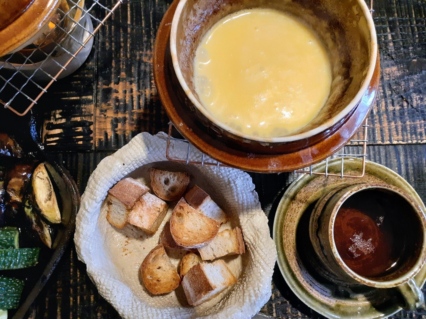 チーズフォンデュも、熱々のまま食卓へ