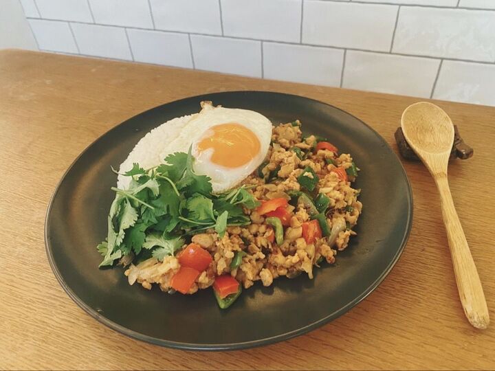 アジアンパワーで酷暑撃退!ヘルシーなヴィーガンガパオライス【スタイリストunicoの季節レシピ】