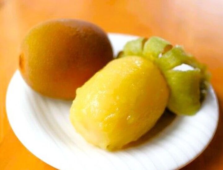 丸ごと冷凍で〈オールバックなキウイ〉爆誕!!皮ツルン、シャリシャリ食感がおいしいよ♡