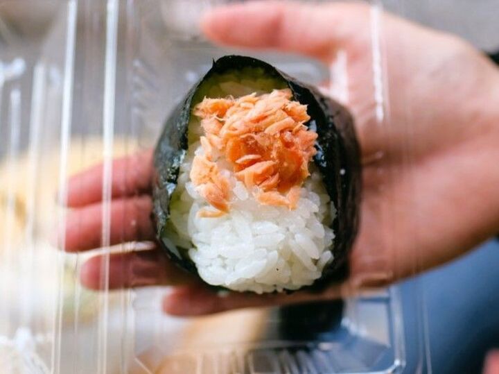 電車内で「おにぎりをパクッ!」あり派・なし派の意見