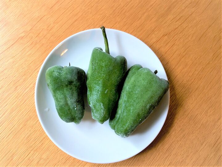 余ったピーマンを丸ごと冷凍してみたら…正解だった!苦みが和らぐラクちん調理法もご紹介☆