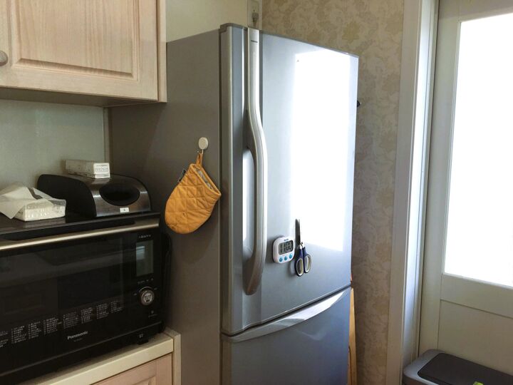 【100均活用】この手があったか!冷蔵庫のドアポケットが劇的に使いやすくなる「ナナメ置き」とは?