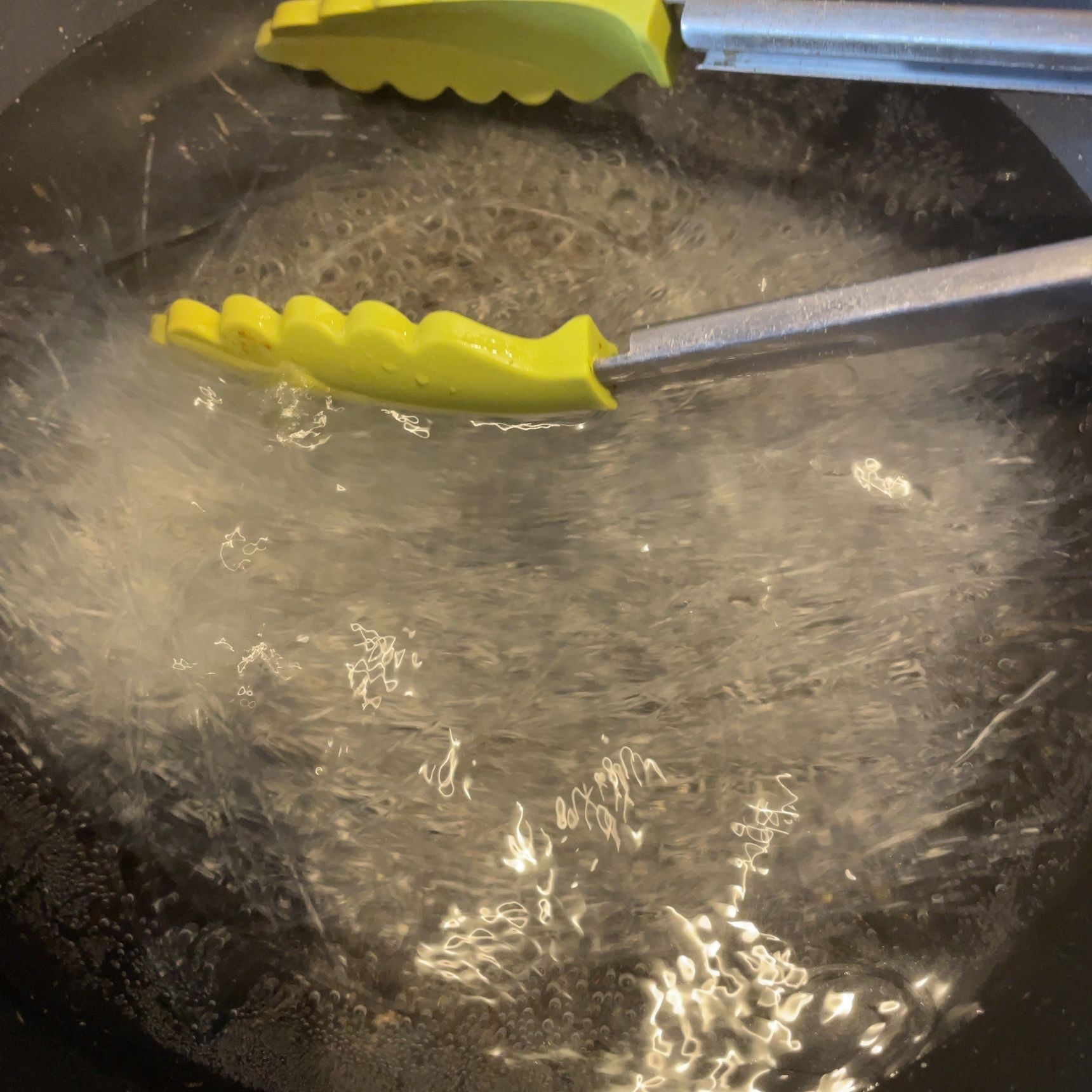 春雨を熱湯で茹でてもどします