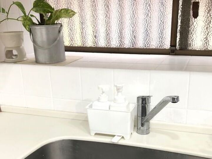 キッチンの「洗剤置き」を100均アイテムで代用したら、水回りの不便が解消されました。
