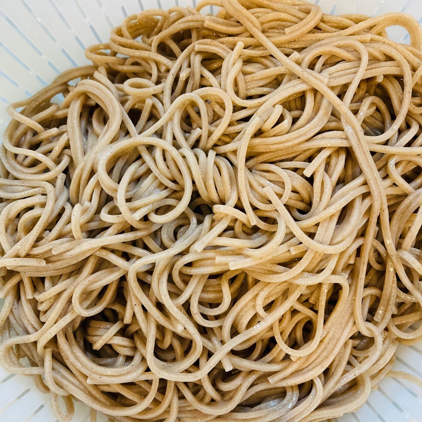 ①蕎麦を茹でて流水で冷やして水気を切っておきます。