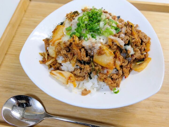 『家事ヤロウ!!!』リュウジさん考案の激安丼がメチャうま!テッパンの豚&キムチにまさかの隠し味が神♡