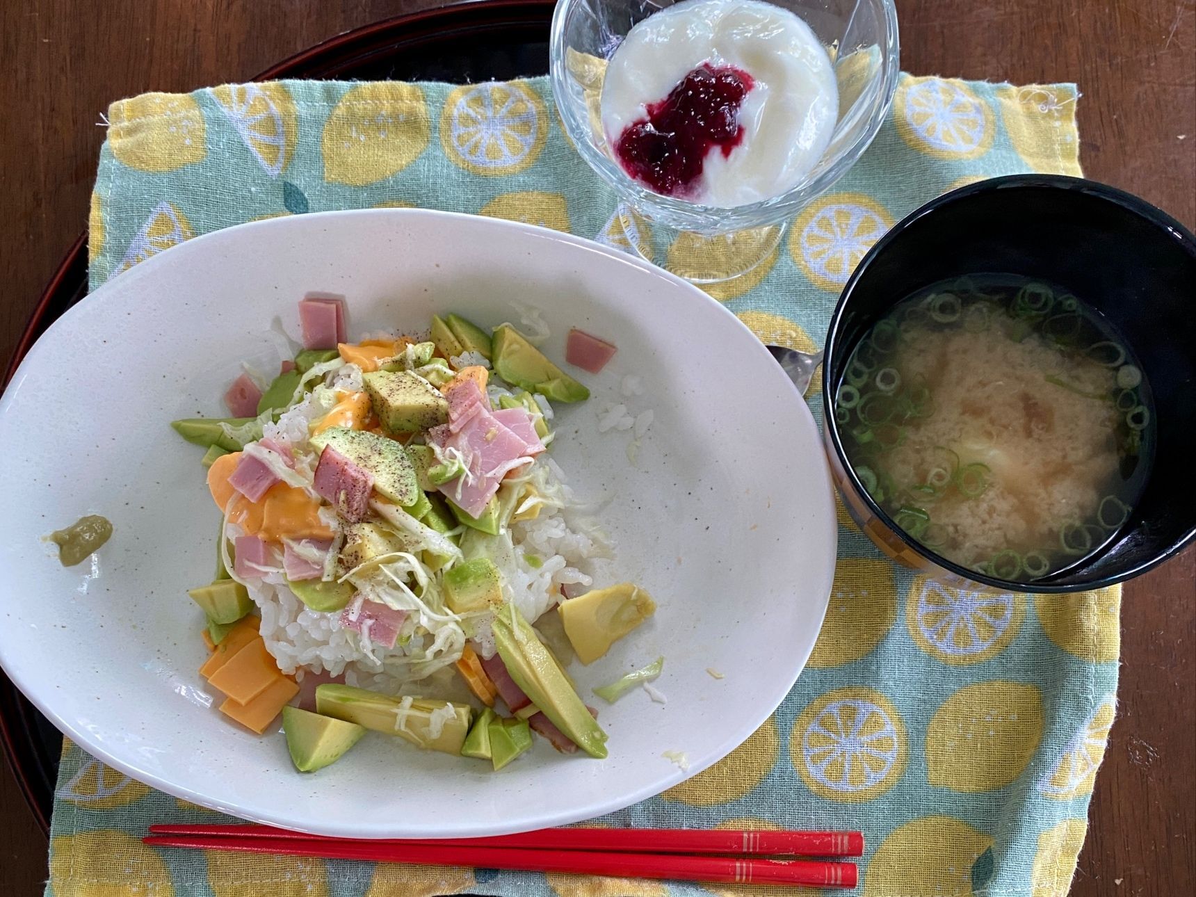 朝からさっぱり食べられる！アボカド丼