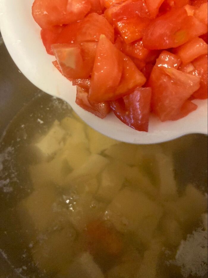 お汁が充分温まってからトマトを一気に入れます♪