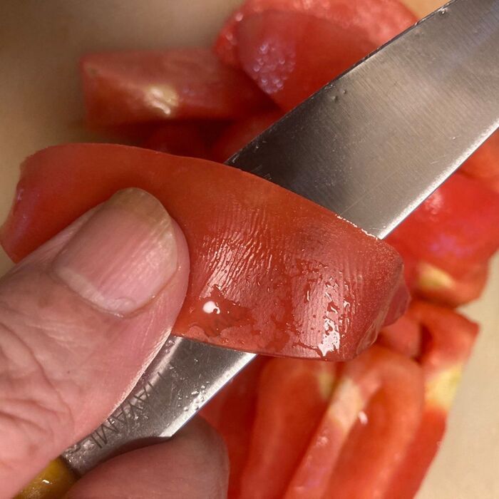 トマトはくし形8等分！皮はとんがった方から剥くと簡単に剥けます