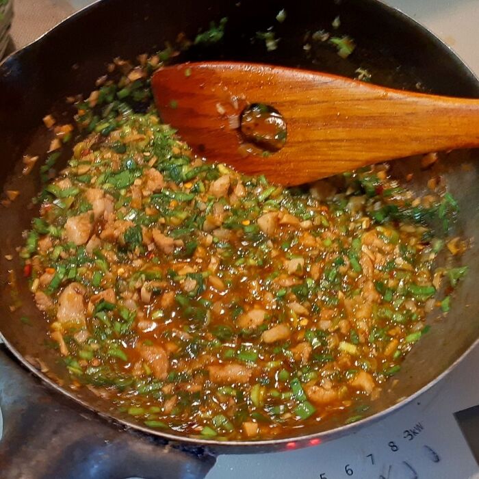 4．フライパンに材料◼️を加えて、ひと煮立ちさせる→切ったニラを加えて、ひと煮立ちさせる→花椒醤を加える。