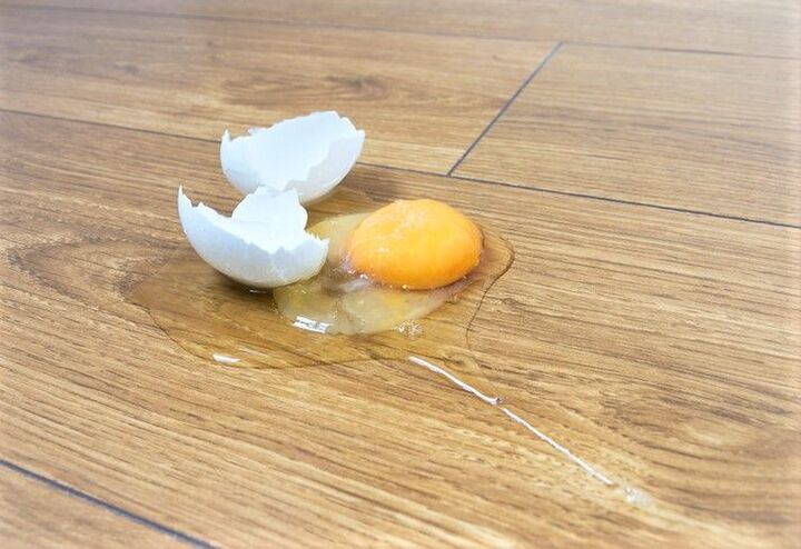 あ、生卵を落として割っちゃった!…身近なもので簡単にすっきり掃除できるんです♪