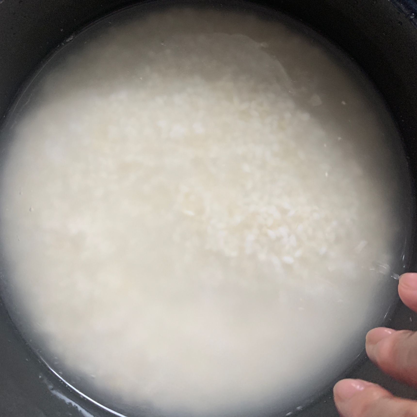 ④古いお米ともち米と炊く用の水を炊飯器にセット。