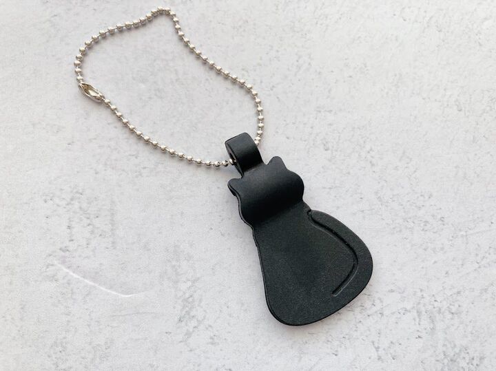 【セリア】スーパーでのストレスが即解決!かわいいクロネコのキーホルダー、予想外の便利グッズなんです