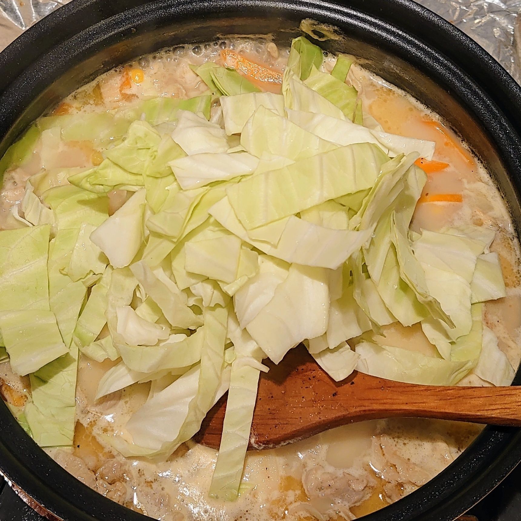 人参が食べやすい硬さになったらキャベツ投入