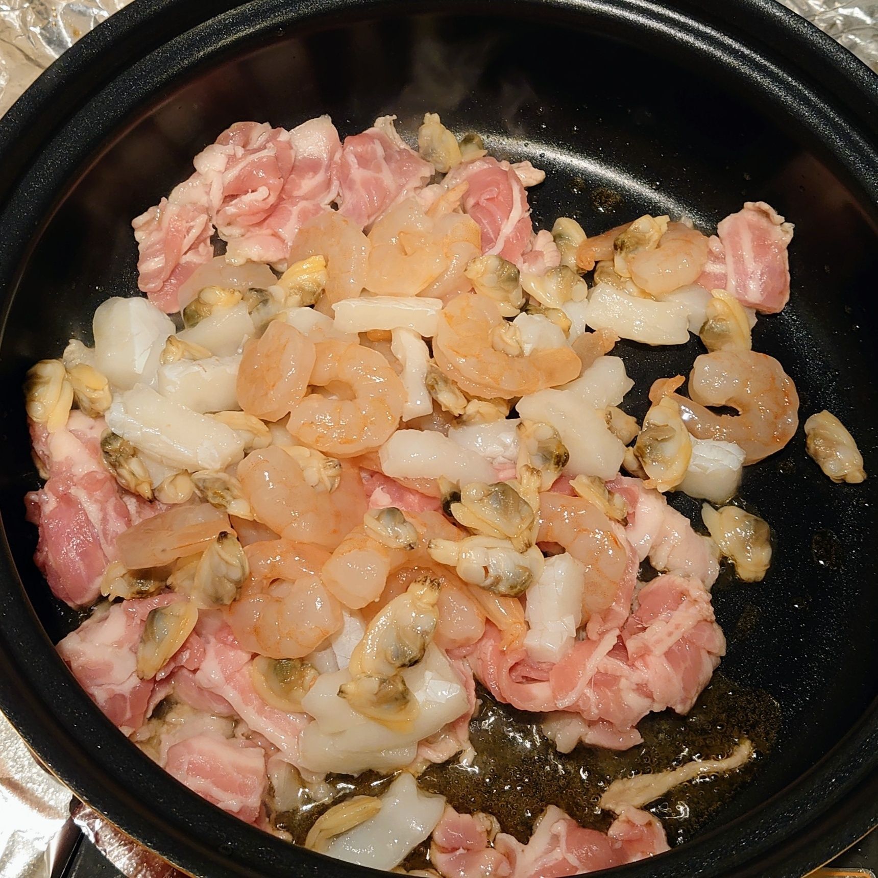 軽く炒めたら、シーフードミックス投入