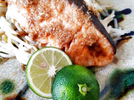 【鮭レシピ】電子レンジで3分！♡もやし×鮭(すだち添え)の簡単調理レシピですー！