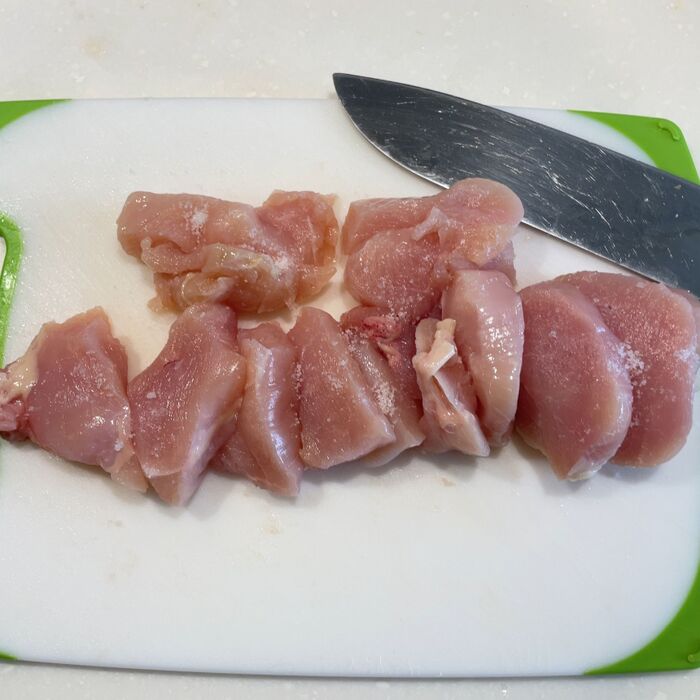 鶏むね肉をそぎ切りにして、塩をふります