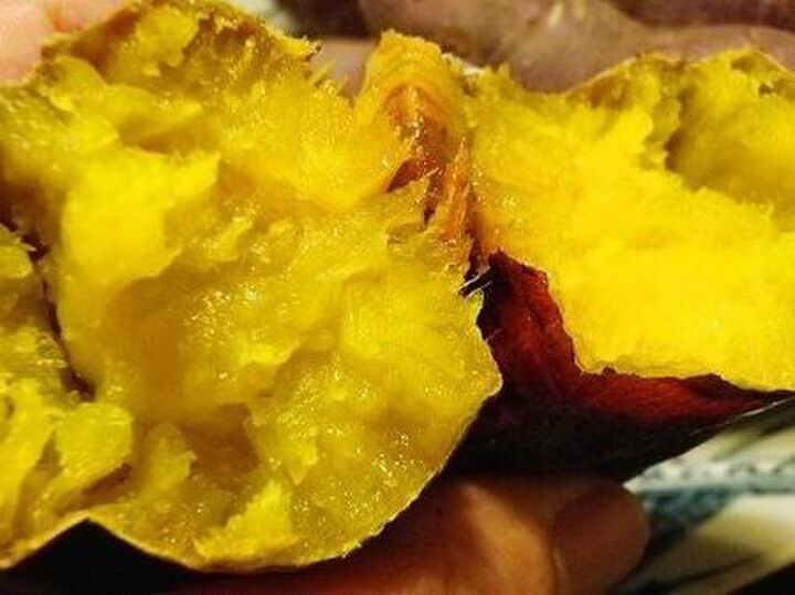 嘘じゃなかった!塩水に浸けるだけで、めちゃ美味しい「焼きいも」ができる♪