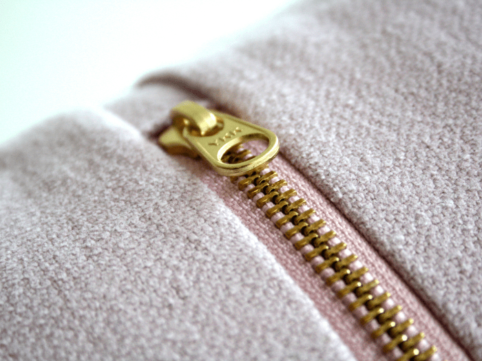 滑りが悪くなった〈ファスナーが復活〉する驚きの方法!あるモノをひと塗りするだけ♪