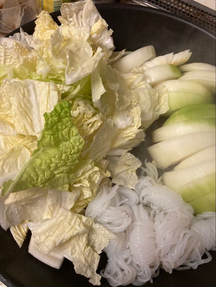 適当に切った白菜と玉葱を乗せて真ん中に隙間を作って置きます♪