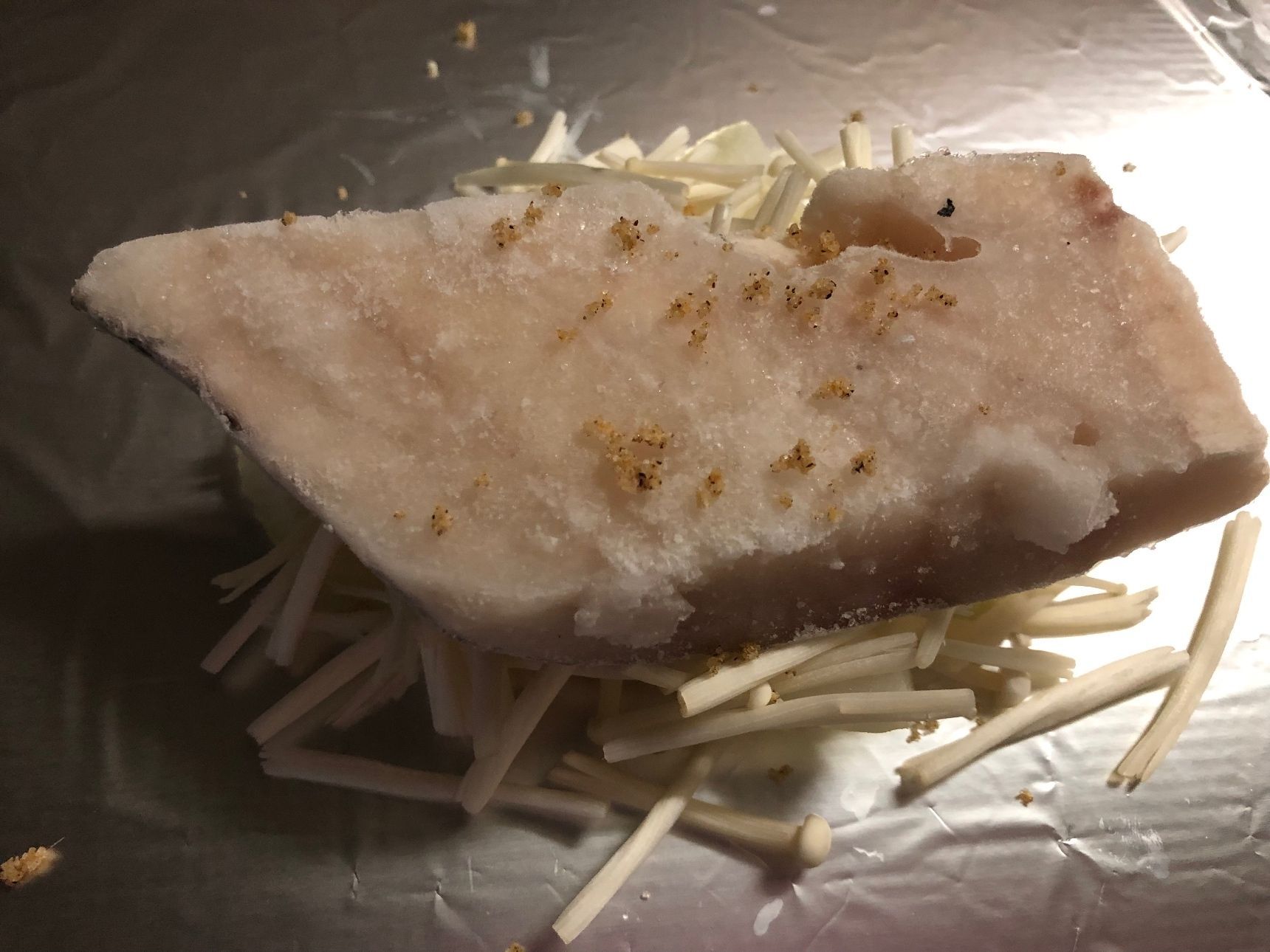 野菜の上に鱈を乗せたら塩胡椒し、アルミホイルを閉じます